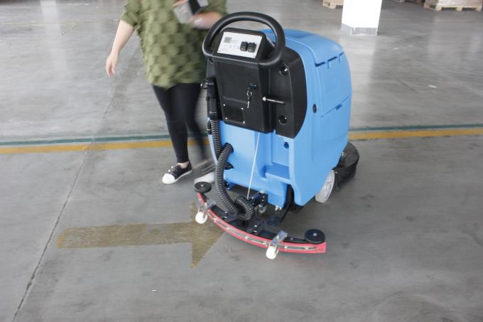 Automatic Compact Floor Scrubber Machine With Multiple Water Injectors 0